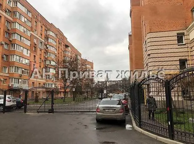 Простора квартира у центрі з терасою! | Приват житло