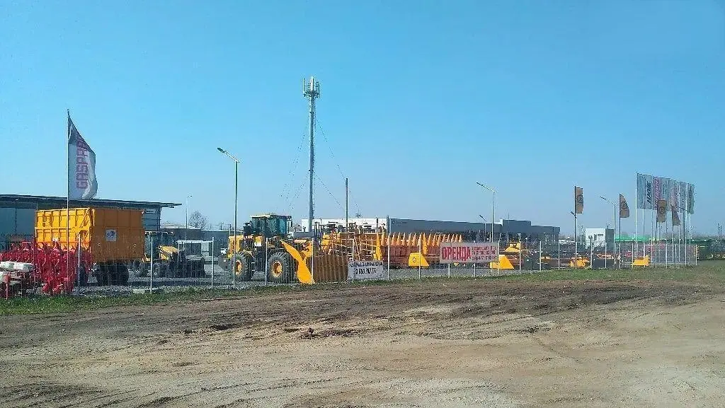 Торговий центр вздовж траси Київ - Харків | Приват житло