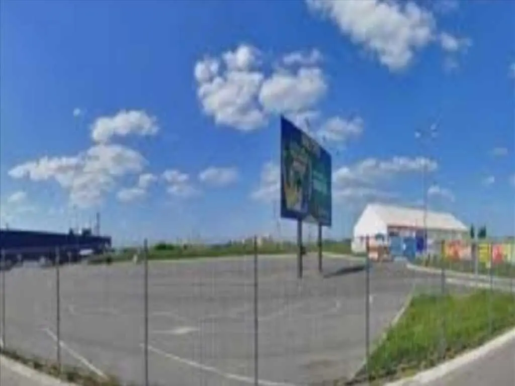 Земельна ділянка біля  METRO | Приват житло