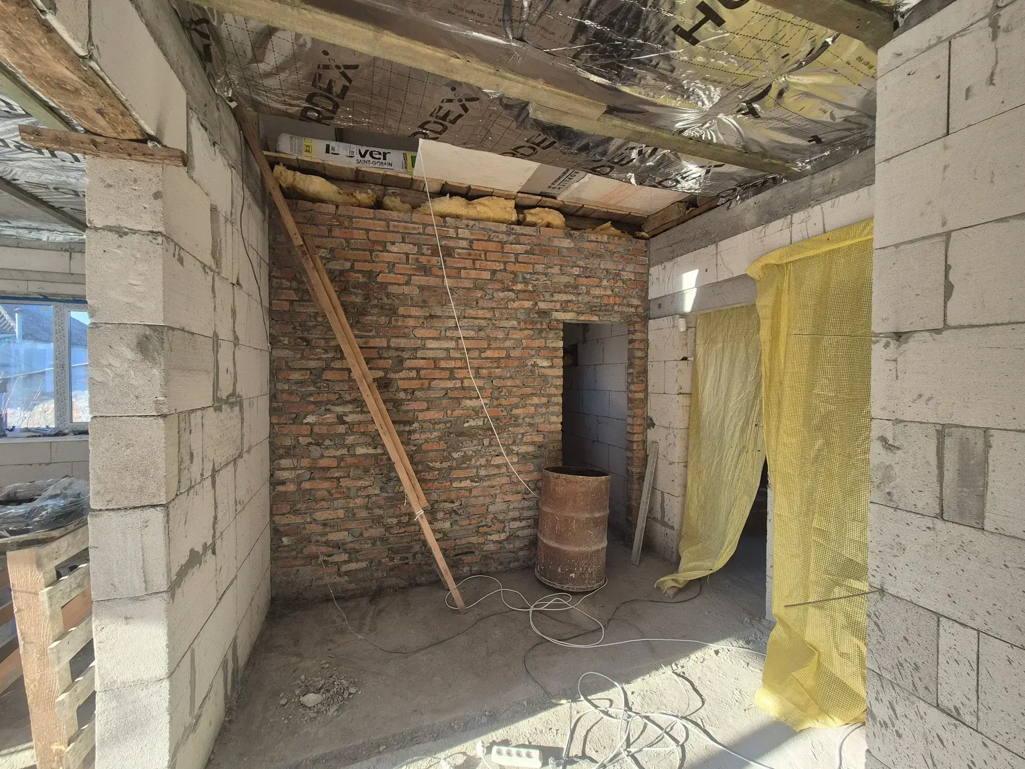 Ділянка в Ліску з розпочатим будівництвом. | Приват житло