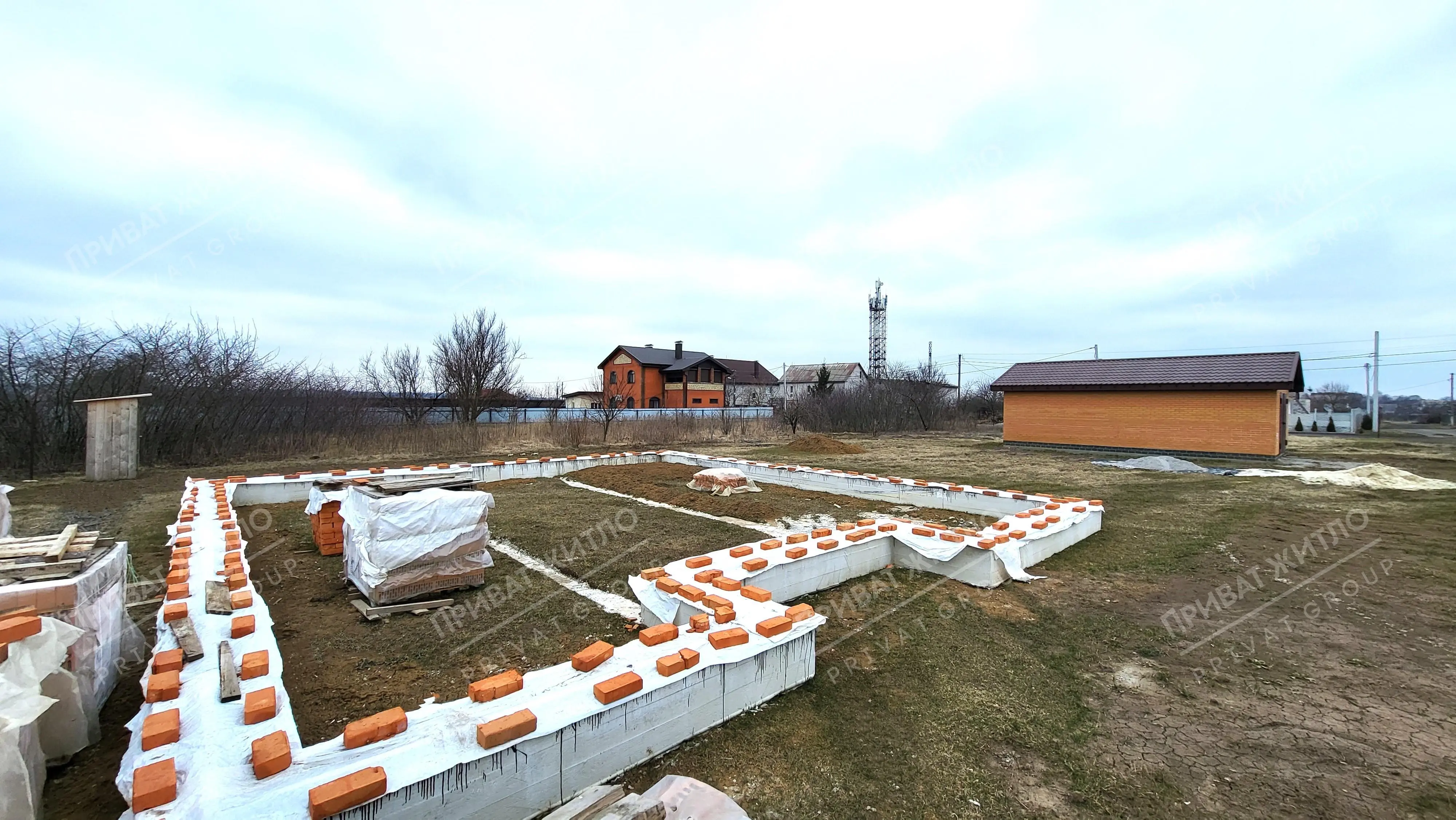 Продаж ділянки з фундаментом та гаражем  | Приват житло