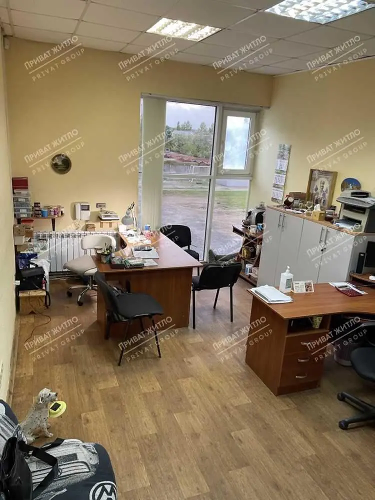 Пропонується двоповерхова офісна будівля з окремим входом. | Приват житло