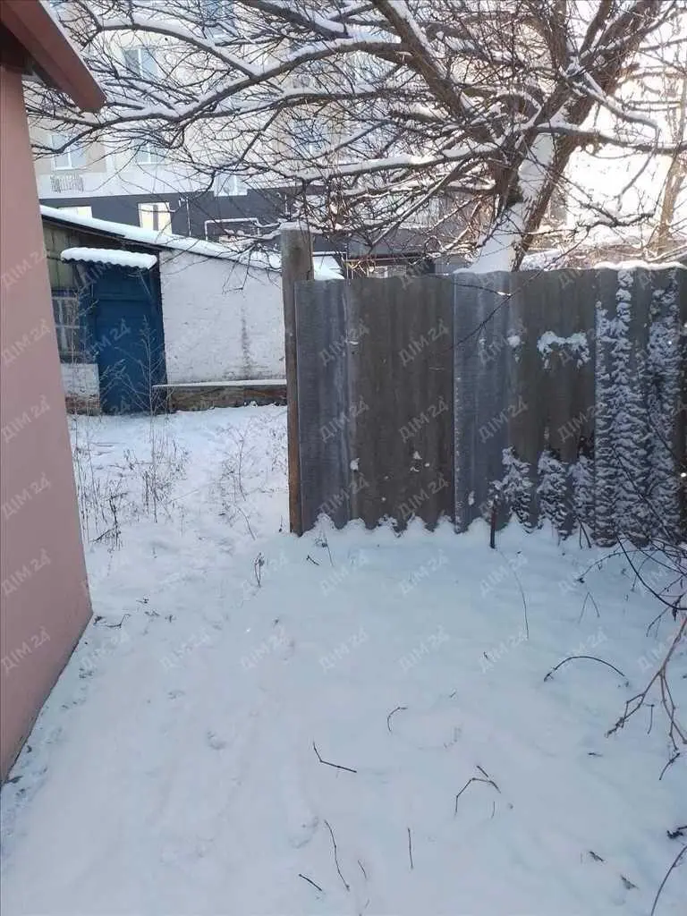 Частина будинку поруч із сучасними новобудовами. | Приват житло