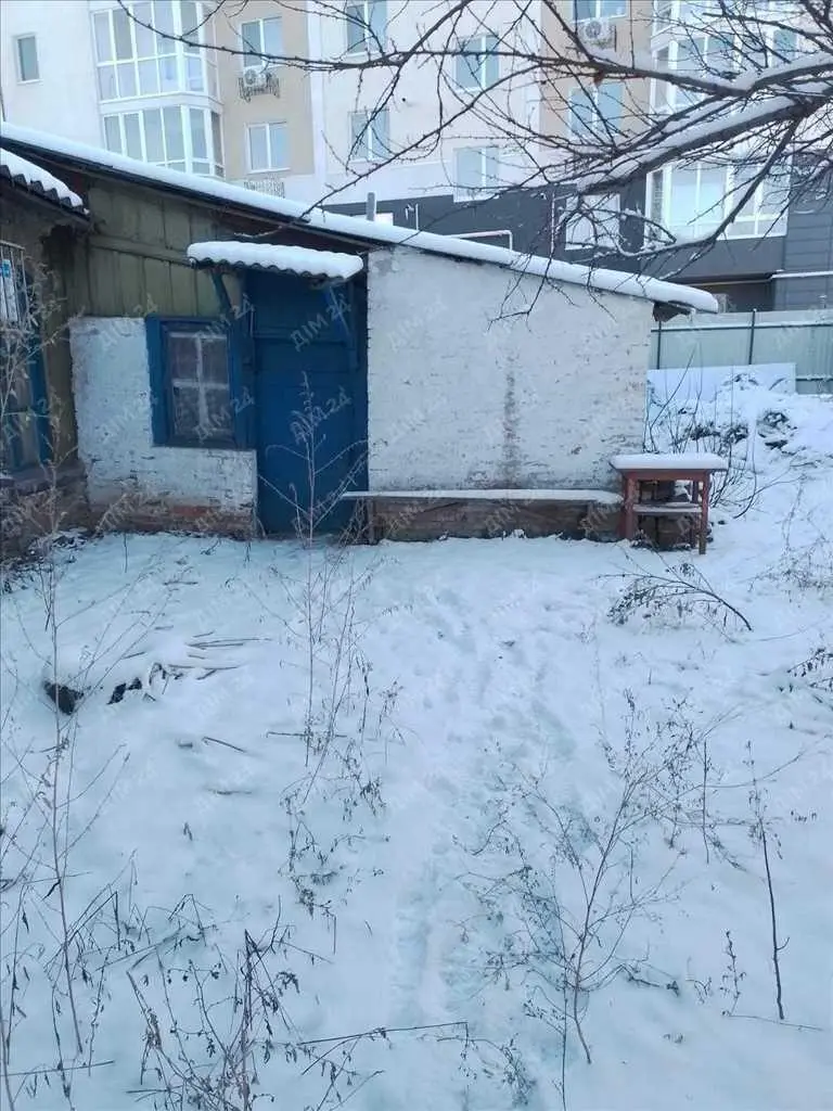 Частина будинку поруч із сучасними новобудовами. | Приват житло