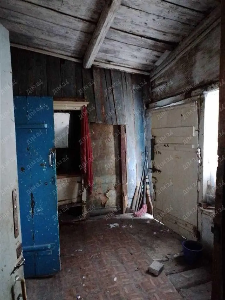 Частина будинку поруч із сучасними новобудовами. | Приват житло