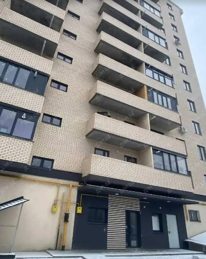 Простора 3-кімнатна з автономним опаленням та коморою | Приват житло