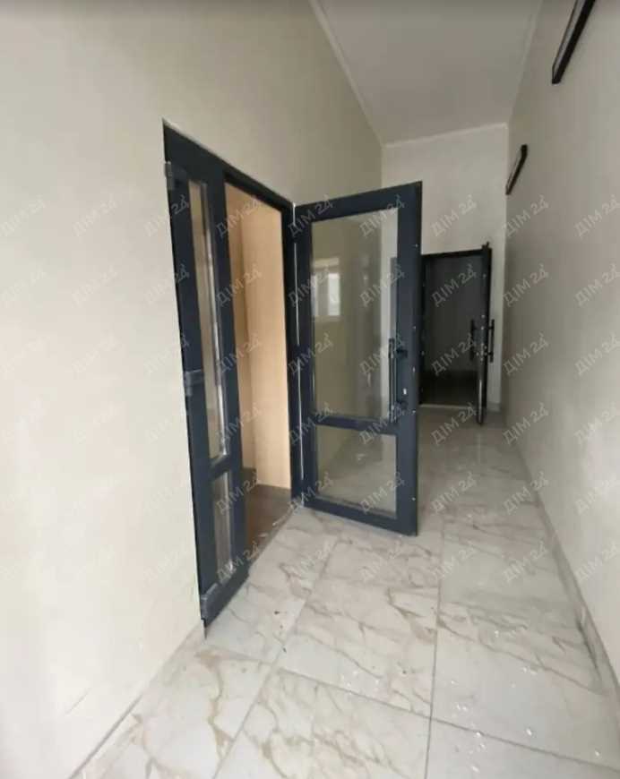 Простора 3-кімнатна з автономним опаленням та коморою | Приват житло