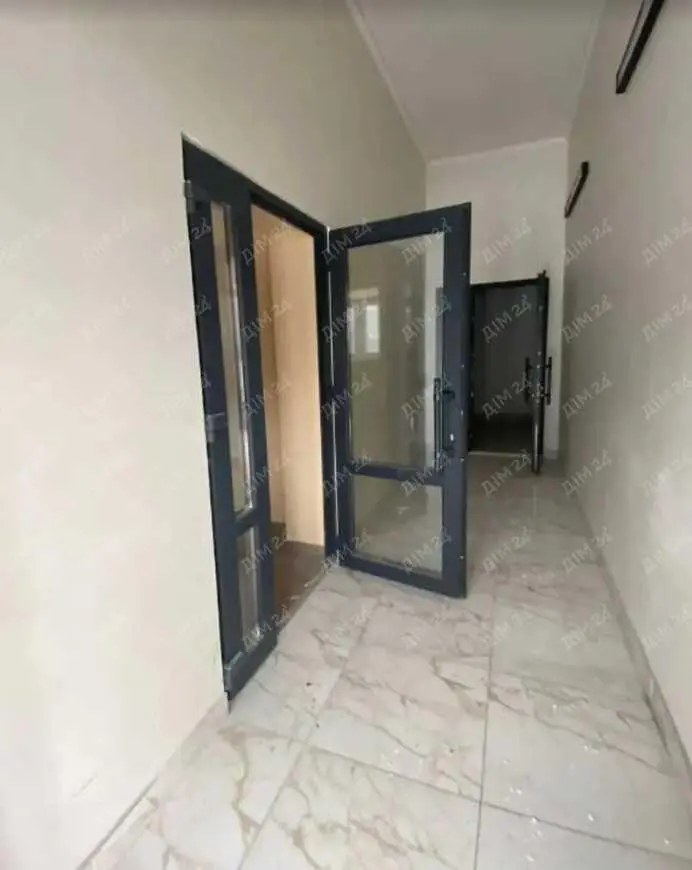 Простора 3-кімнатна з автономним опаленням та коморою | Приват житло