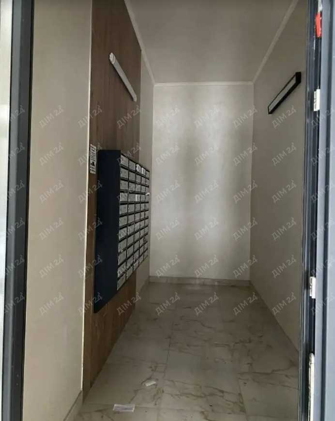 Простора 3-кімнатна з автономним опаленням та коморою | Приват житло