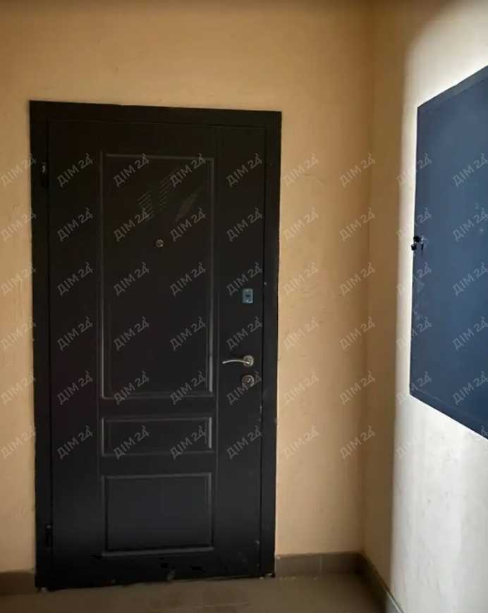 Простора 3-кімнатна з автономним опаленням та коморою | Приват житло