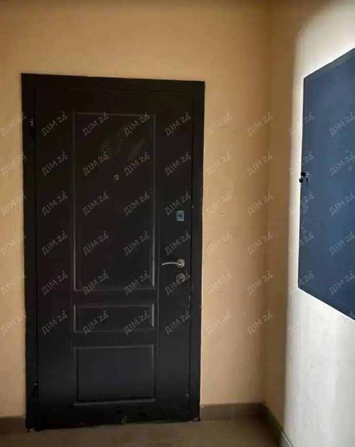 Простора 3-кімнатна з автономним опаленням та коморою | Приват житло