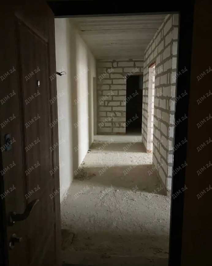 Простора 3-кімнатна з автономним опаленням та коморою | Приват житло