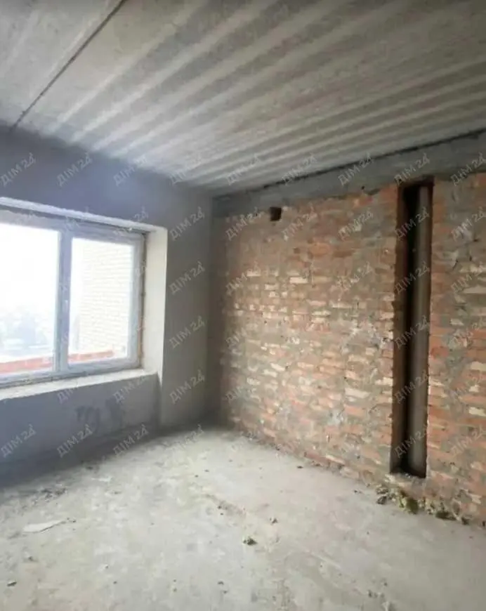 Простора 3-кімнатна з автономним опаленням та коморою | Приват житло