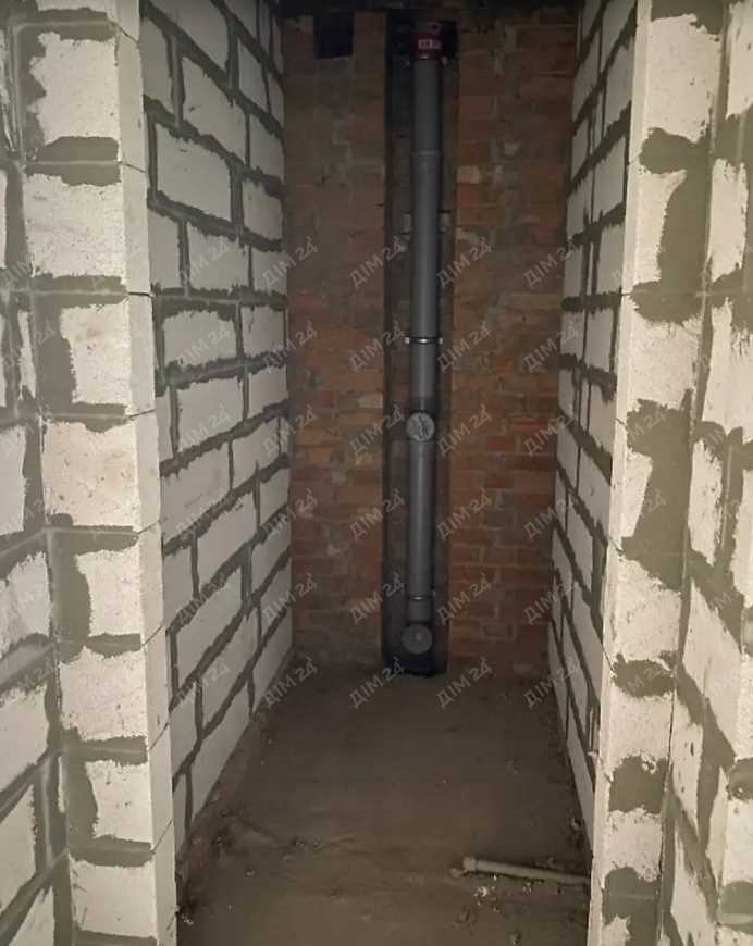 Простора 3-кімнатна з автономним опаленням та коморою | Приват житло