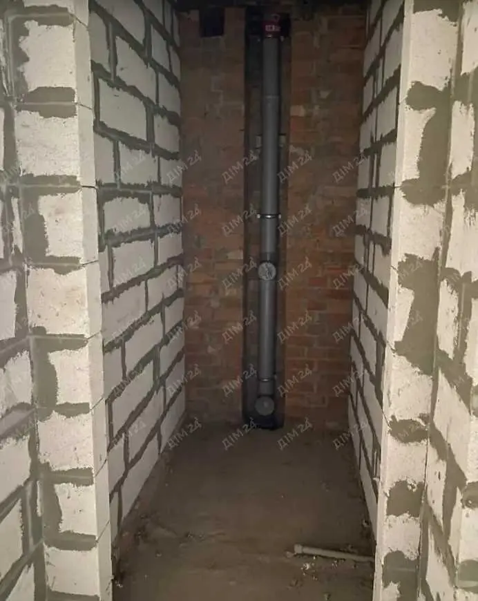 Простора 3-кімнатна з автономним опаленням та коморою | Приват житло