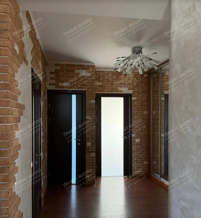 Продається простора трикімнатна квартира в сучасному цегляному будинку | Приват житло