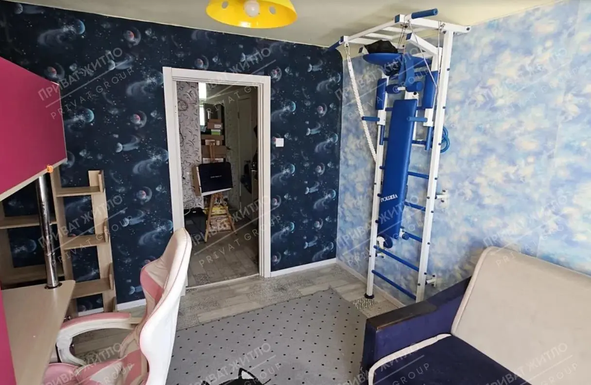 Продається  4-кімнатна квартира в спальному районі  на Половках. | Приват житло