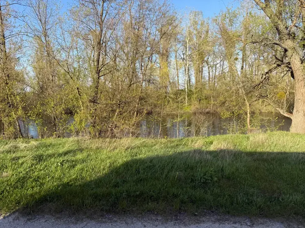 Ділянка біля річки під забудову – 12,4 сотки, с. Петрівка, 15 км від Полтава
 | Приват житло