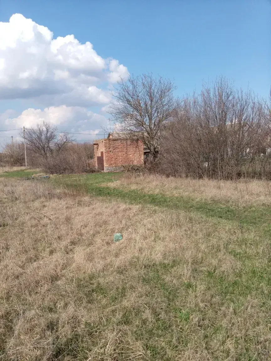 Продам земельну ділянку 18 соток із комунікаціями та будівельними матеріалами в селі Залізничне | Приват житло