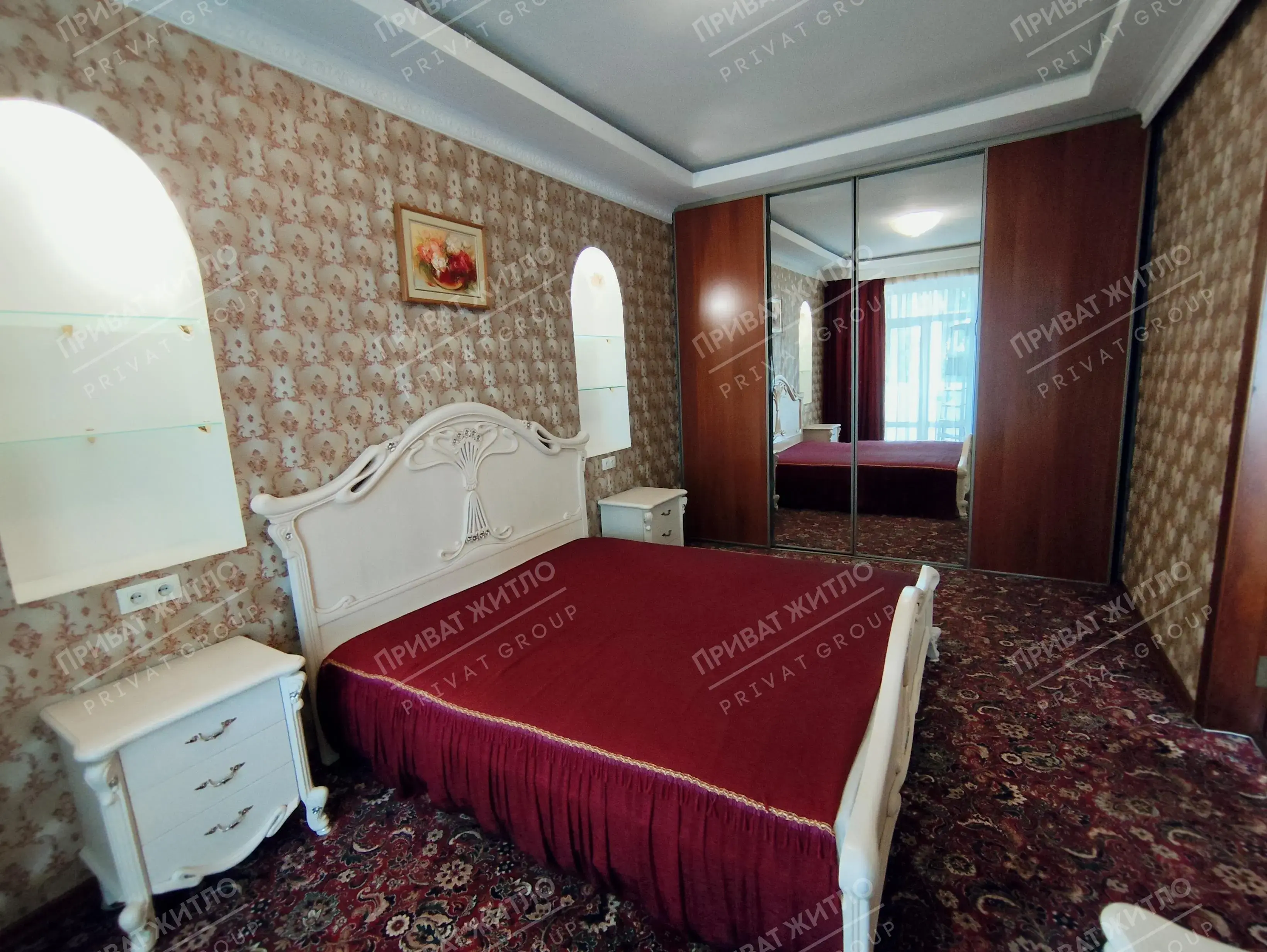 Панорамний вид на одну з головних архітектурних перлин міста. | Приват житло