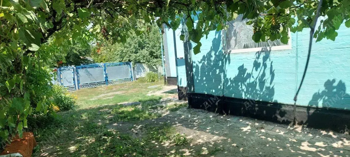 Окремий будинок неподалік міста. | Приват житло