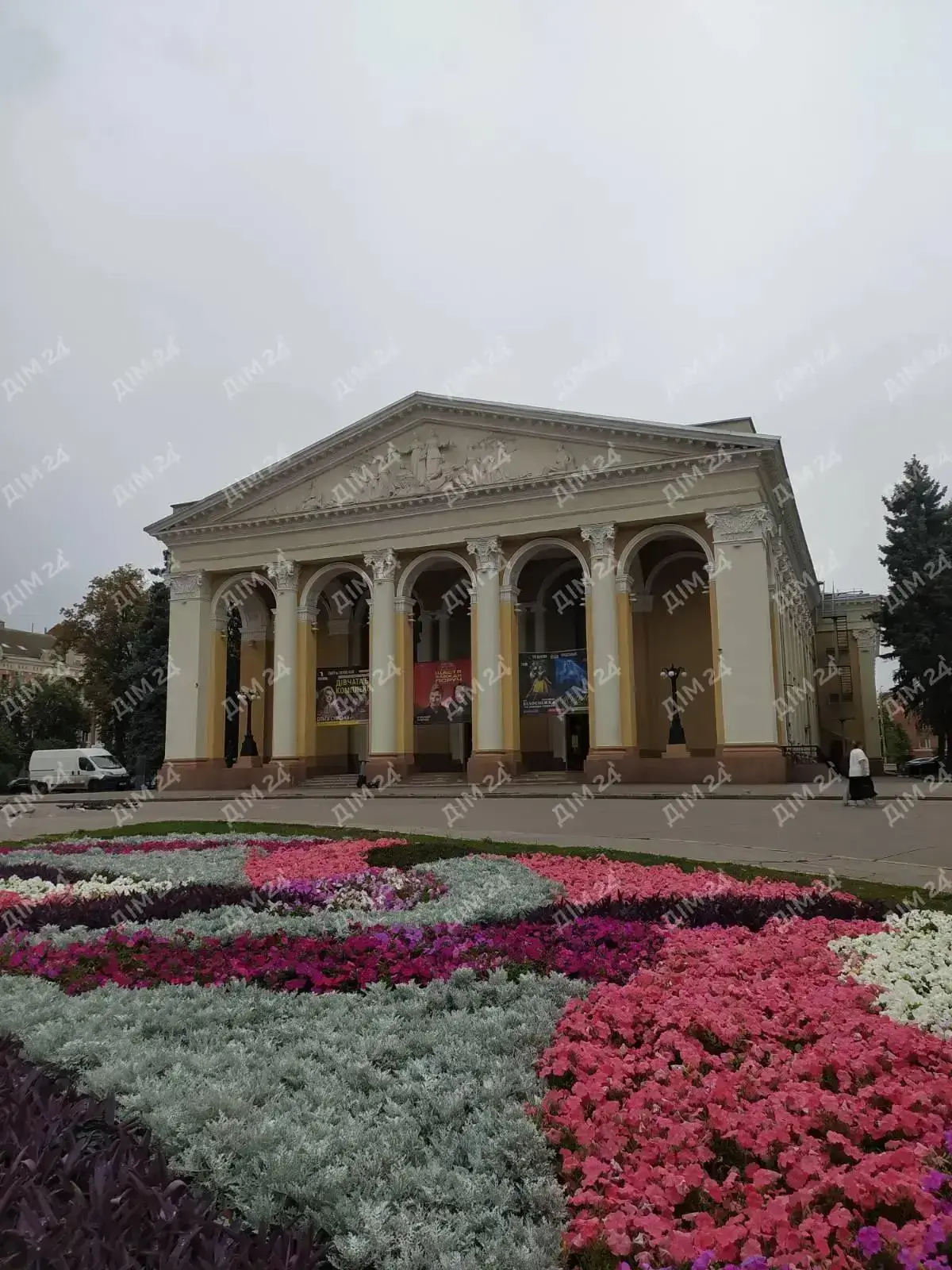Трикімнатна квартира з видом на театр Гоголя | Приват житло