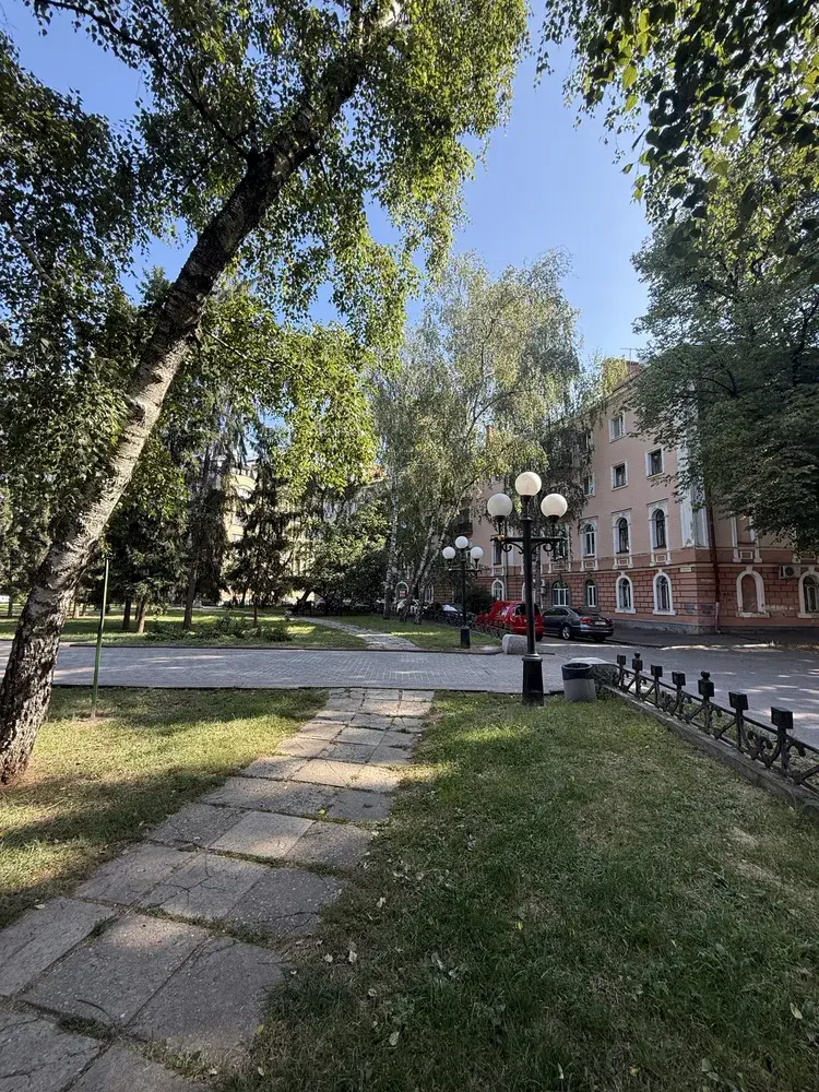 2-кімнатна квартира в центрі Полтави - вид на Березовий сквер | Приват житло