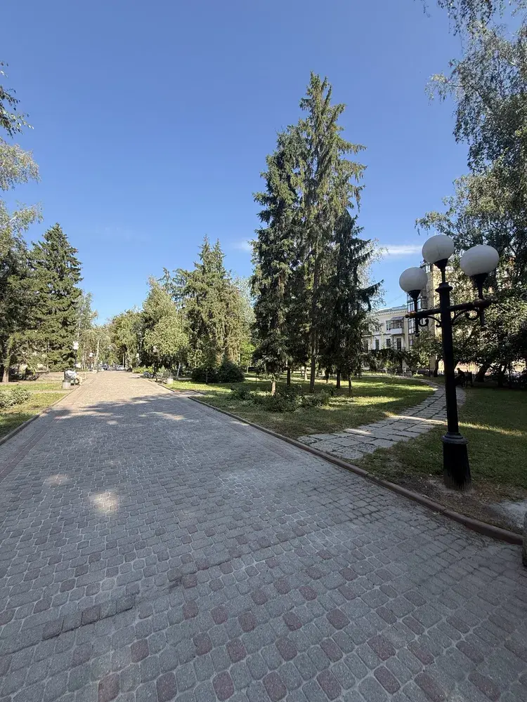 2-кімнатна квартира в центрі Полтави - вид на Березовий сквер | Приват житло