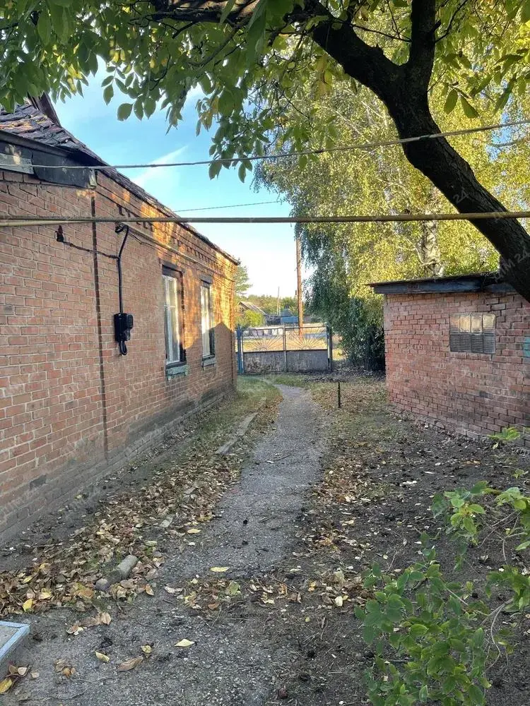 Частина будинку у передмісті біля річки. | Приват житло