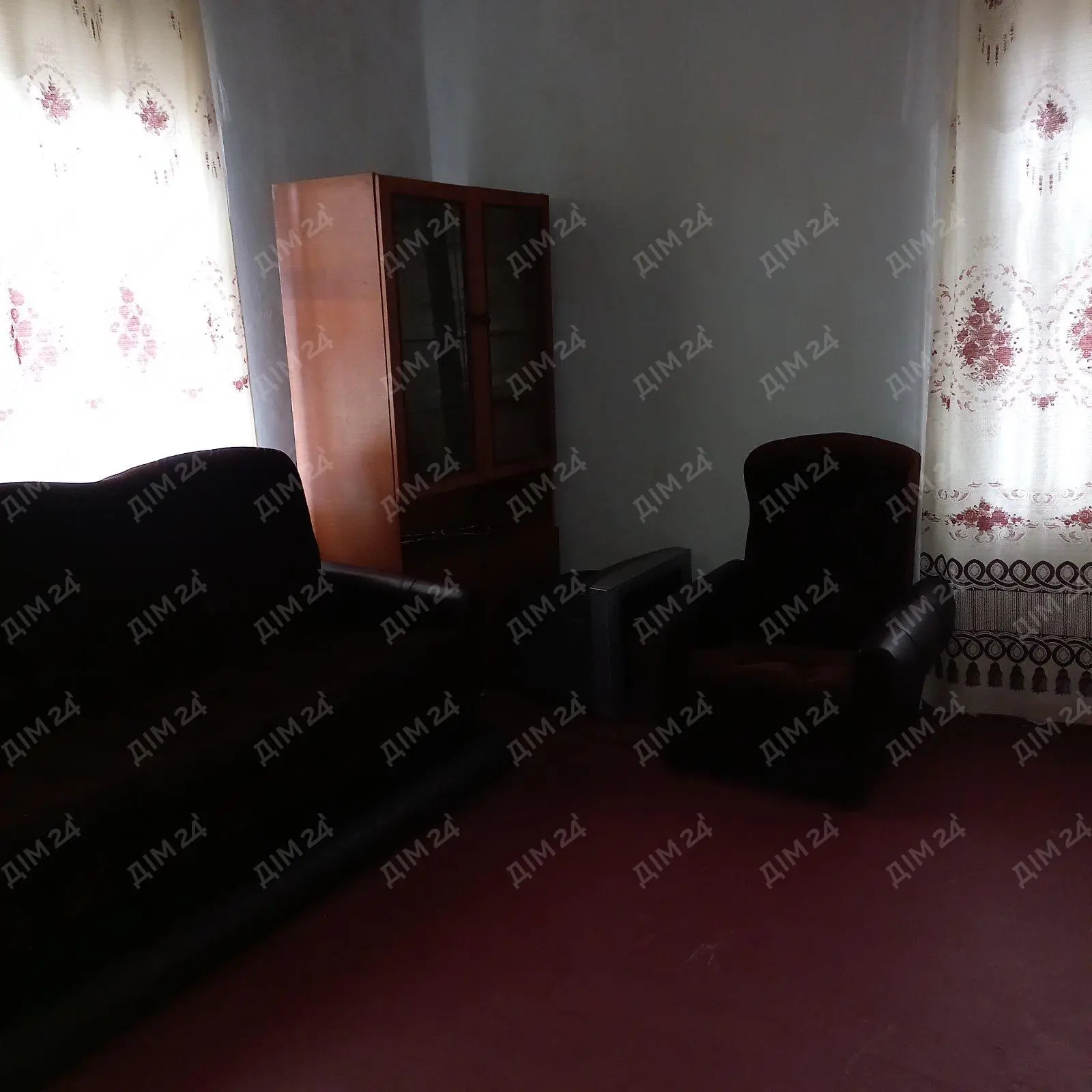 Частина будинку у передмісті біля річки. | Приват житло