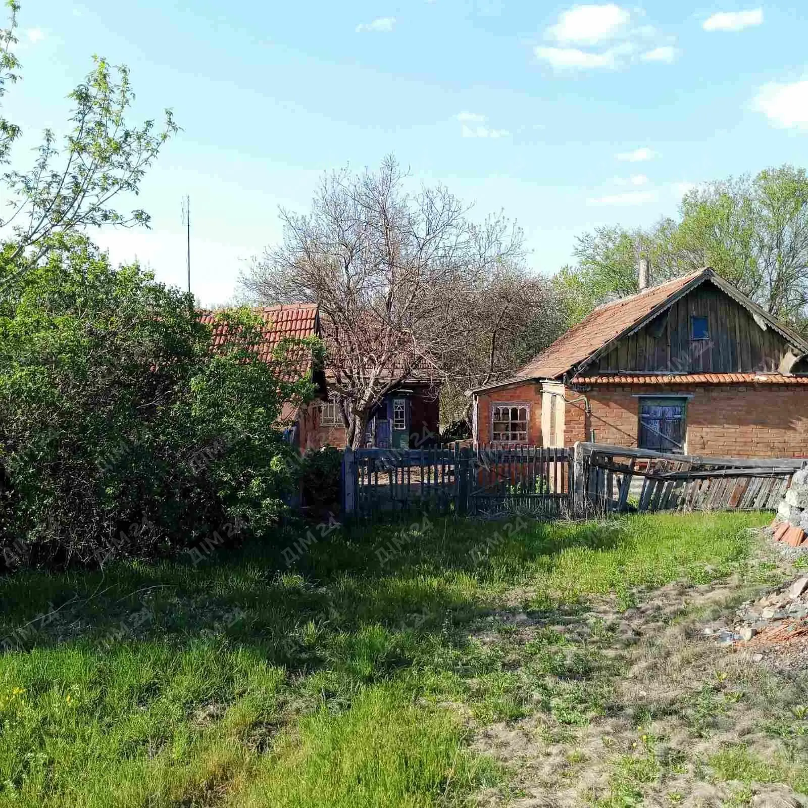 Окремий будинок біля соснового лісу і річки. | Приват житло